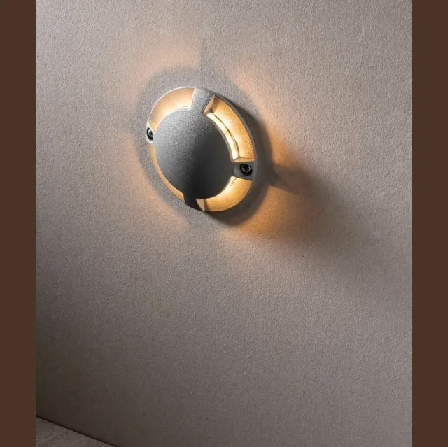 Lampada da parete da esterno resistente a spruzzi d’acqua, polvere e agenti atmosferici Elmo in alluminio pressofuso con luce a LED di F_A_N_ Europe