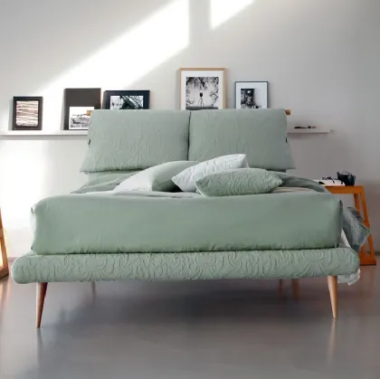 Letto in tessuto con testiera imbottita e piedini in legno Fly di Bontempi Letti Design