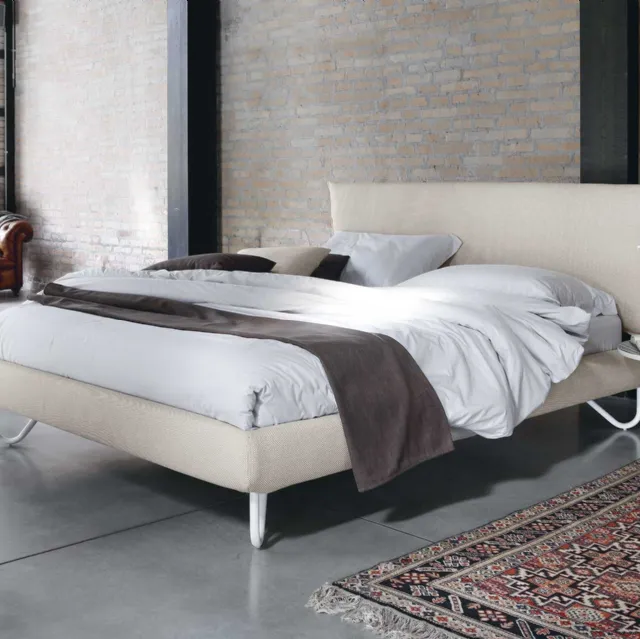 Letto imbottito con testiera Hug 04 Soft di Noctis