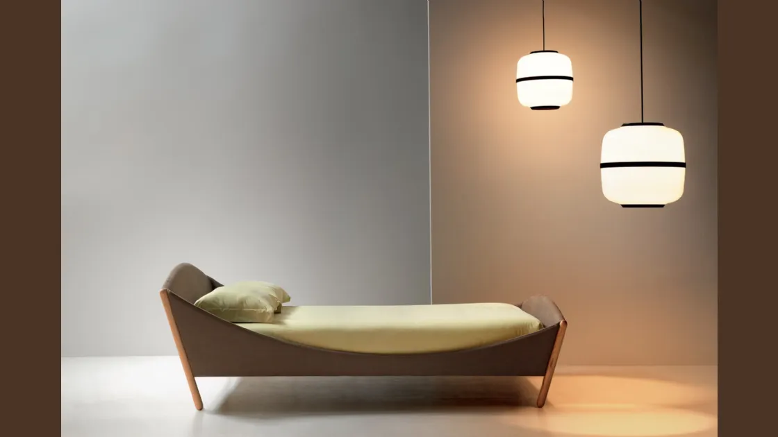 Letto singolo Lullaby Modern in tessuto con piedi in legno inclinati di Noctis