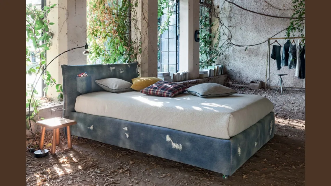 Letto con testiera rivestito in Denim stramato con piedini trasparenti con biglie all'interno Twin Line di Veneran