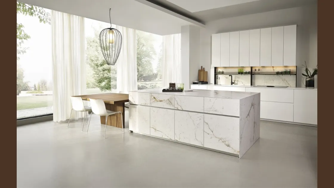 Cucina Design Giza in laccato con isola in ceramica di Maistri