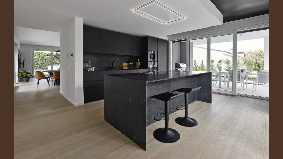 Cucina Design Giza in laccato con isola in ceramica di Maistri