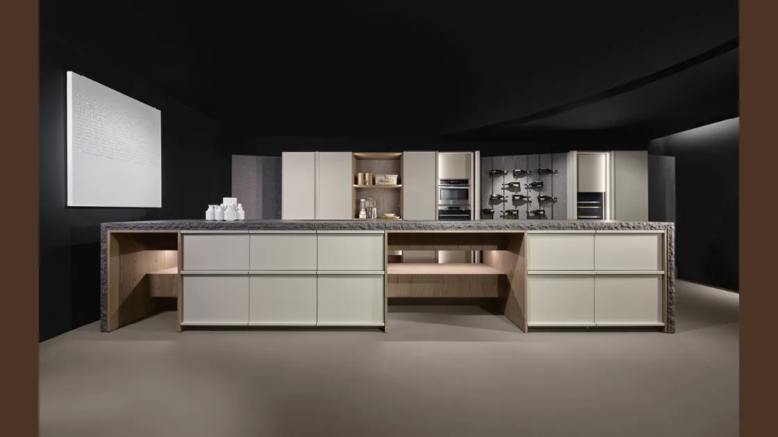 Cucina Design con isola KTable in laccato ecru e frassino di Maistri